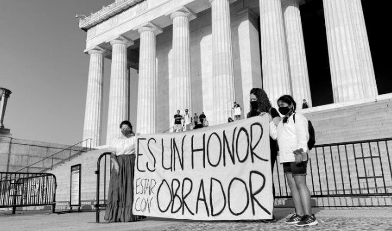 Reciben a AMLO con cartel de apoyo en el Monumento a Lincoln