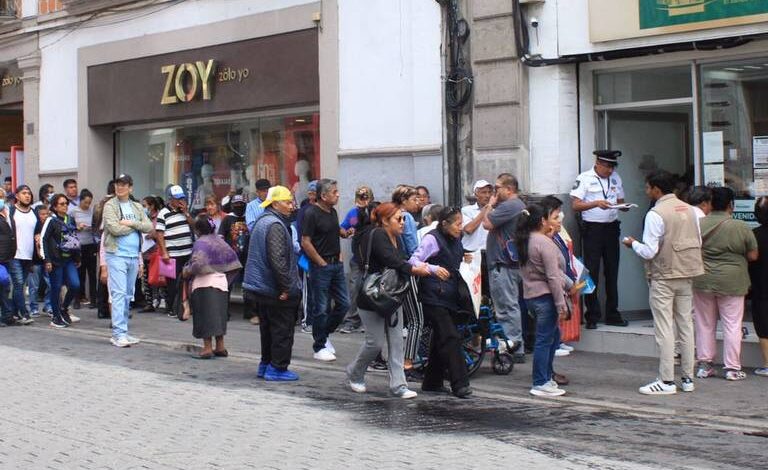 Larga fila en cajero del Bienestar de Puebla
