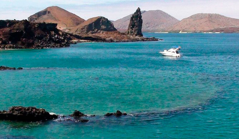 Rescatan a tripulantes de embarcación desaparecida en las Islas Galápagos