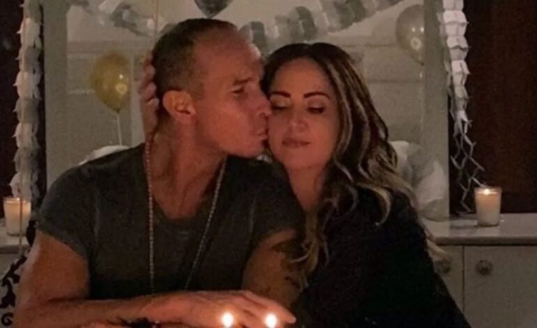 Tras el «beso» de Erik Rubín con bella actriz, Andrea Legarreta define si regresará o no con el cantante