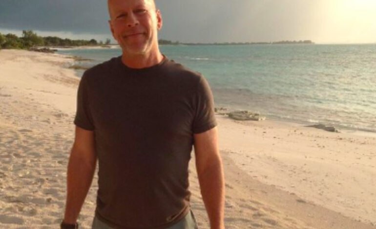 Hija de Bruce Willis revela la especial manera en que se comunica el actor