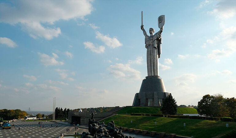 Ucrania retira martillo y hoz soviéticos en la estatua de Kiev para colocar el escudo del país
