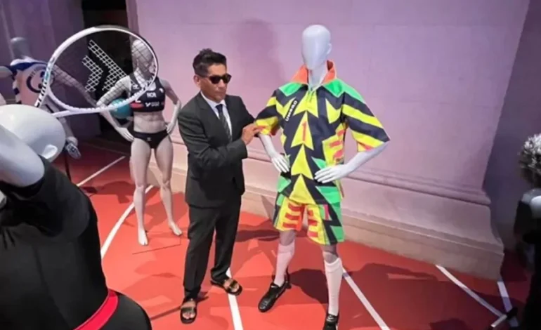 Jorge Campos recibe homenaje en Francia… acude en sus famosas «chanclas» al Museo de Artes Decorativas