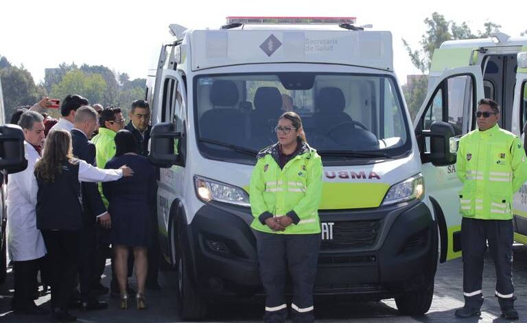 Entrega gobernador de Puebla 23 ambulancias
