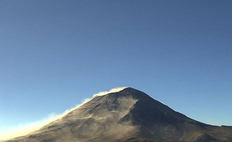 Popocatépetl registra emisión continua de gases y ceniza en las últimas 24 horas