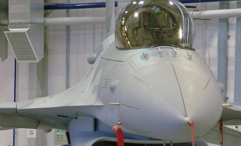 «Ya ven, les dije que esos aviones de guerra están muy mimados»