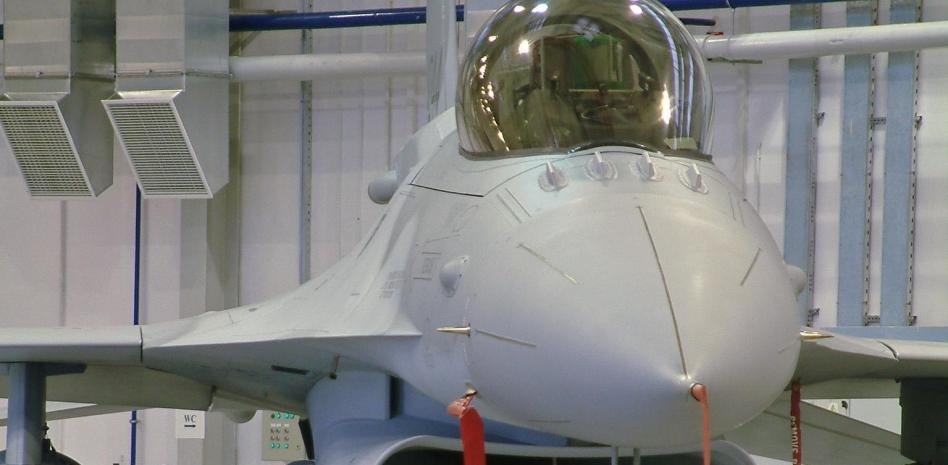 «Ya ven, les dije que esos aviones de guerra están muy mimados»