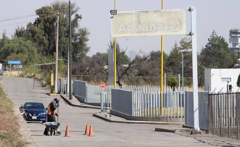 Aeropuerto de Puebla suspende vuelos por limpieza de ceniza