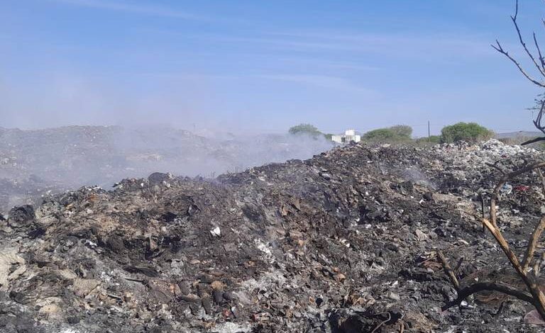 Casi un mes de fuego en basurero de Ixcaquixtla