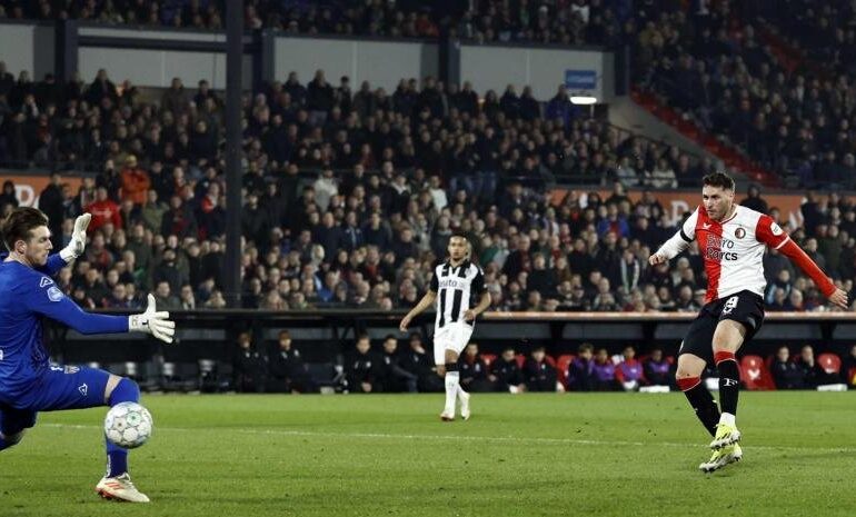 “Santi” Giménez regresa a la senda goleadora en el triunfo del Feyenoord sobre el Heracles