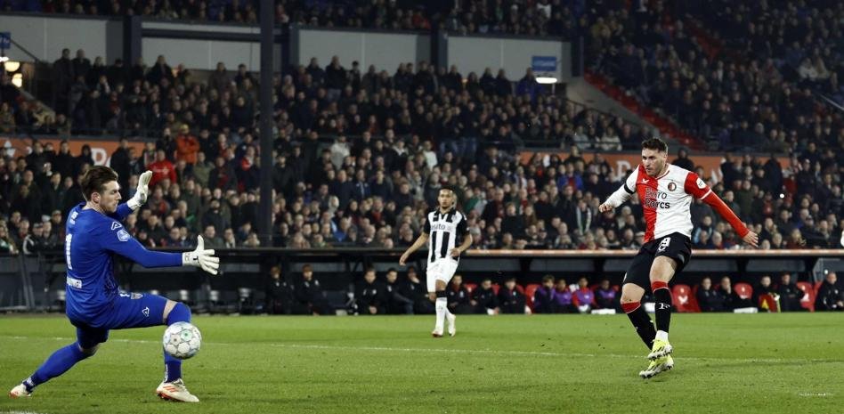 “Santi” Giménez regresa a la senda goleadora en el triunfo del Feyenoord sobre el Heracles