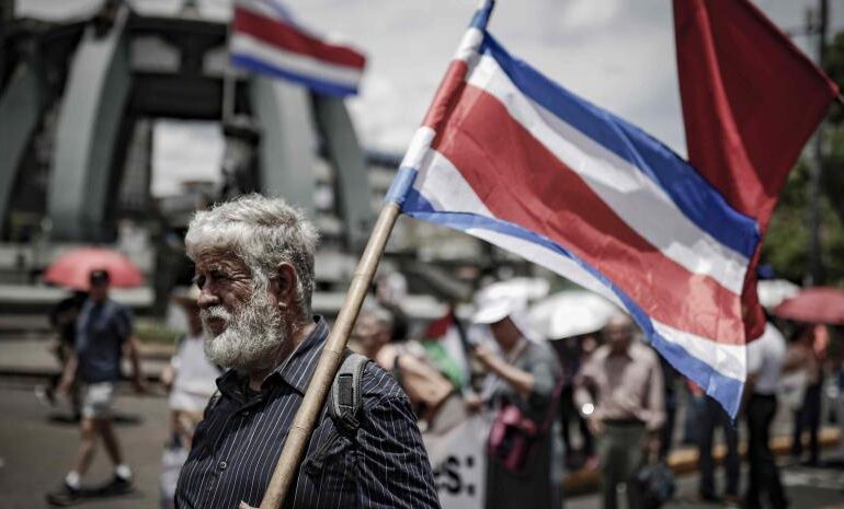 Grupos sociales protestan contra el Gobierno y la falta de acceso al agua en Costa Rica