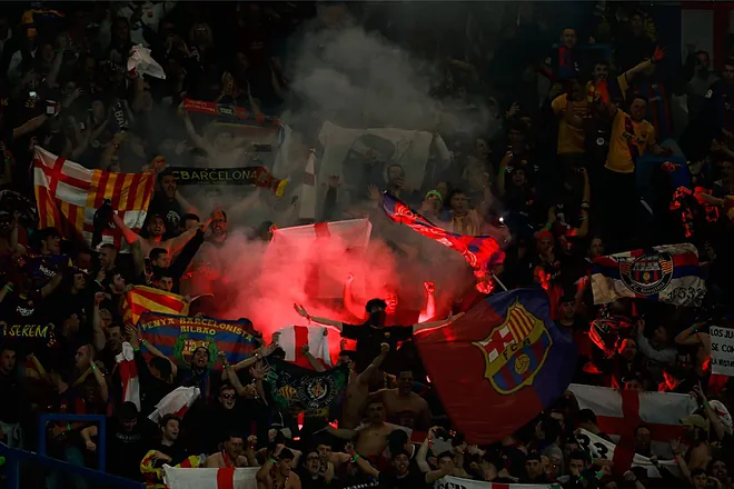 Barcelona impone dura sanción a aficionados