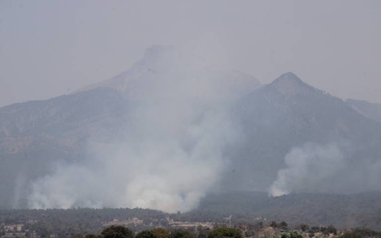 Dos incendios forestales en Puebla aún se mantienen activos