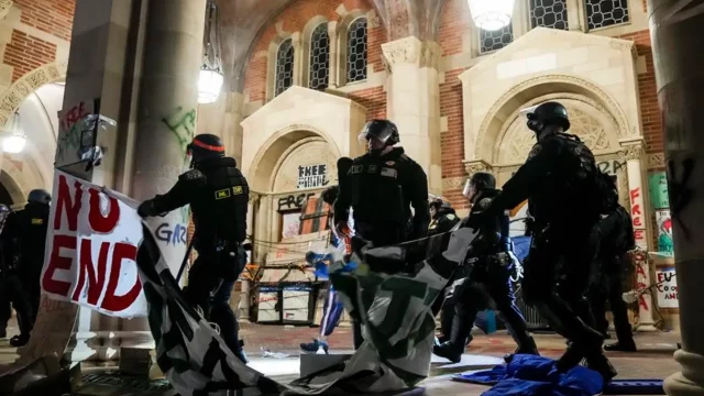 Detienen a decenas de manifestantes propalestina en campamento de UCLA