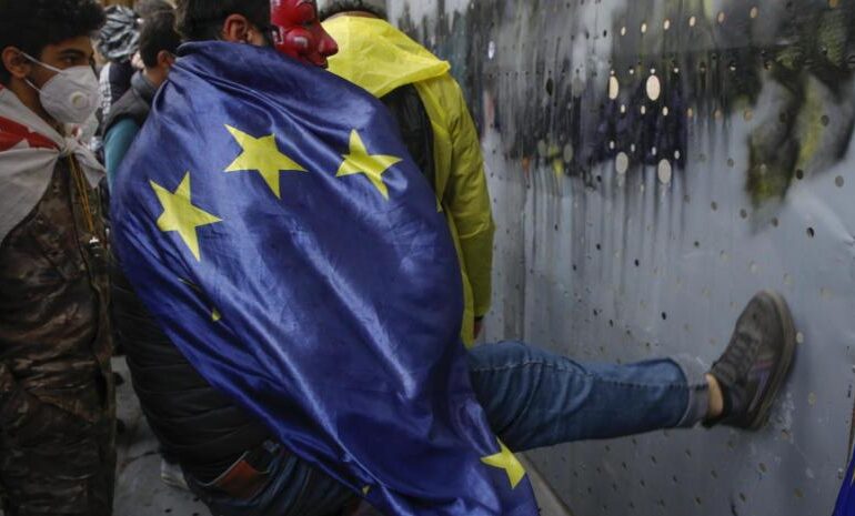 Parlamento de Georgia aprueba ley represora entre gritos de “esclavos rusos”