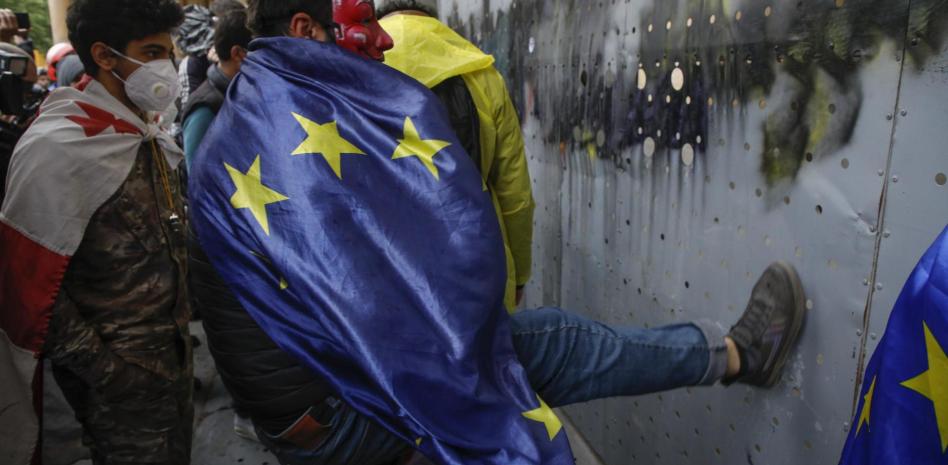 Parlamento de Georgia aprueba ley represora entre gritos de “esclavos rusos”