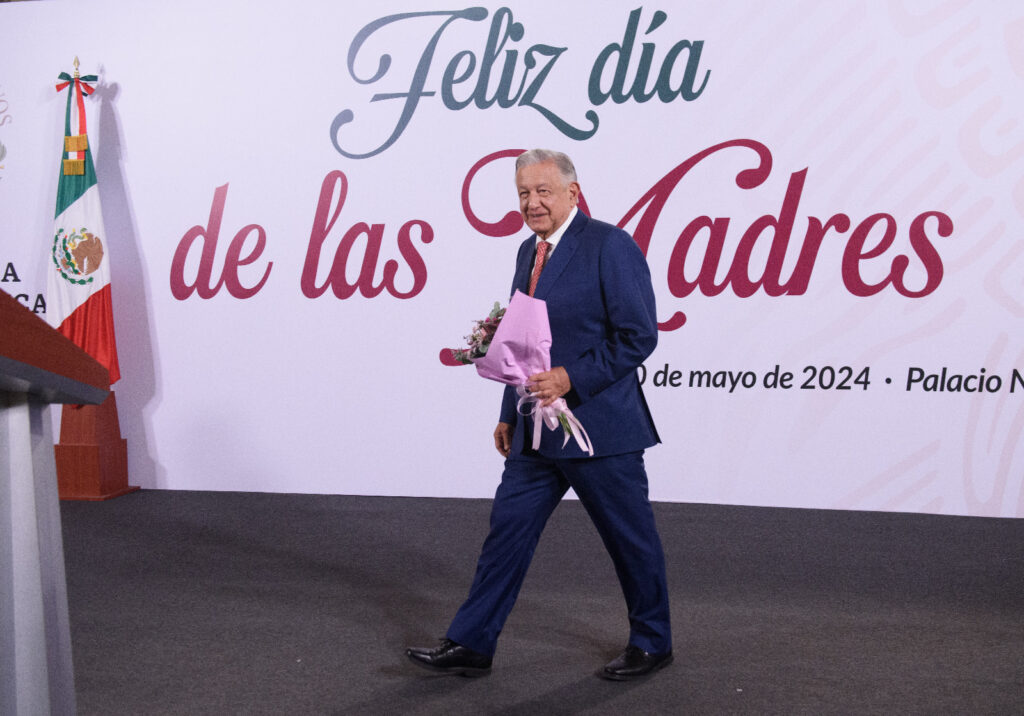 AMLO celebra a el Día de las Madres con concierto, “nada de política”