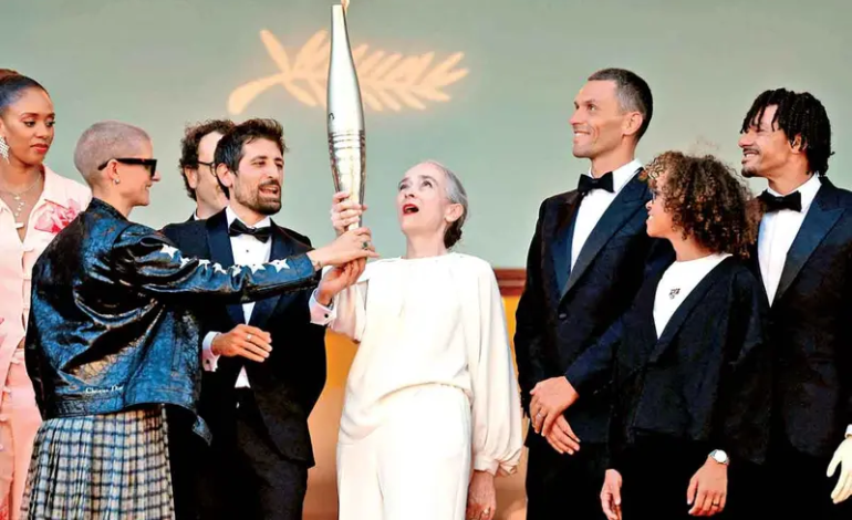 Una llama digna del séptimo arte; antorcha de París 2024 desfila por la alfombra de Cannes