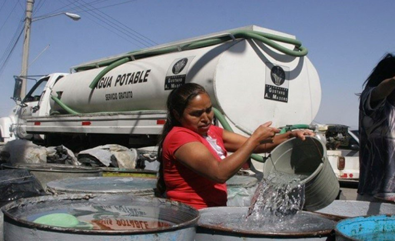 «Todo el día tengo que ir a acarrear agua»; vecinos de Neza llevan un año sin suministro