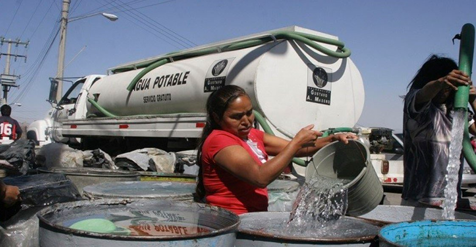 «Todo el día tengo que ir a acarrear agua»; vecinos de Neza llevan un año sin suministro